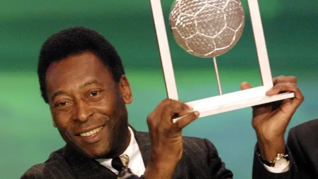 Pelé com troféu de futebolista do século 20