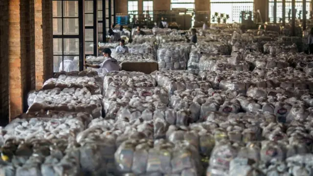 Armazém com alimentos para doação em campanha de Natal no Rio de Janeiro