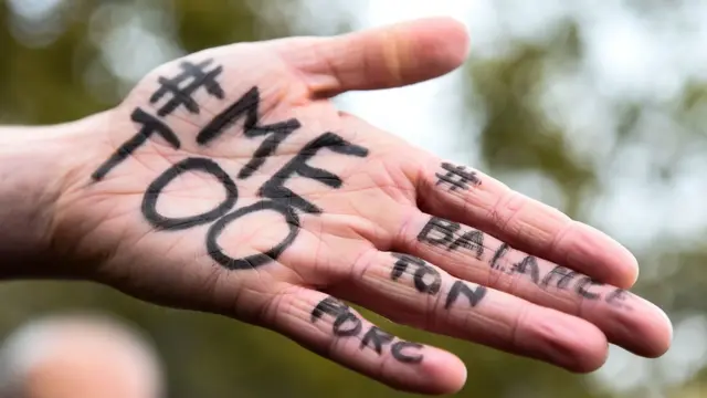 Mão com as #MeToo e #BalanceTonPorc escritas a caneta preta