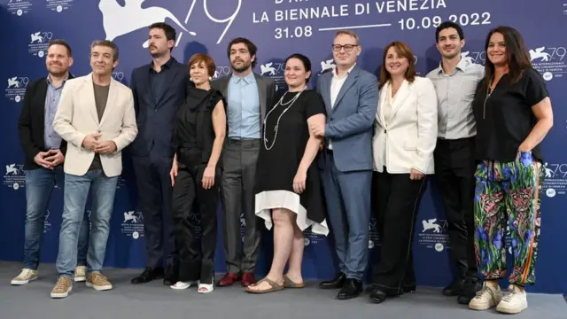 Santiago Mitre (terceiro a partir da esquerda) com o elenco do filme 'Argentina, 1985'