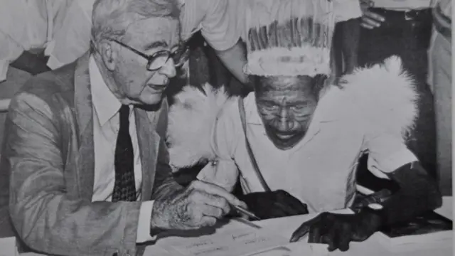 O ex-presidente Virgilio Barco com o Cacique Fairito em La Chorrera em 1988