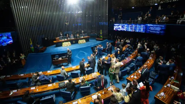 Foto colorida mostra o plenário do Senado visto de cima