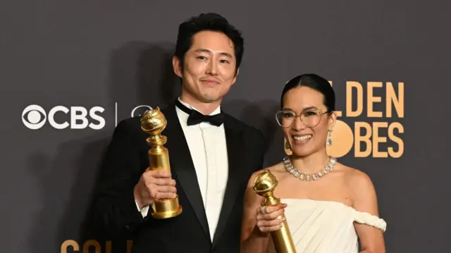 Steven Yeun e Ali Wong, protagonistas da série de TV Beef, ganharam dois prêmios.