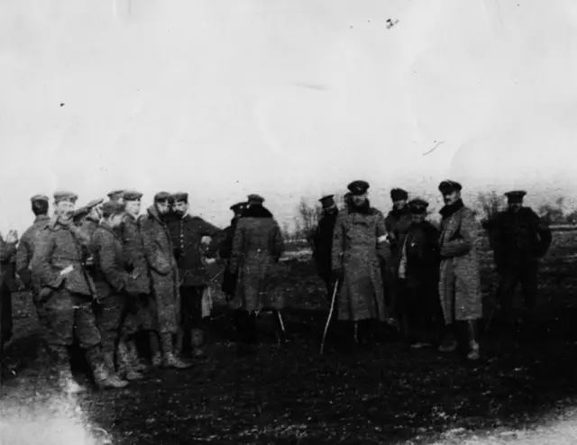 Soldados britânicos e alemães durante a trégua não oficial de 1914