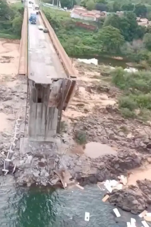 Imagem área mostra ponte que desabou