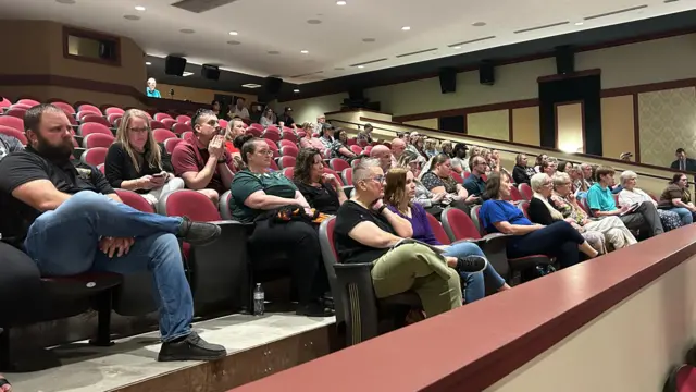 Membros da comunidade de Rock Springs, em Wyoming, no teatro da cidade