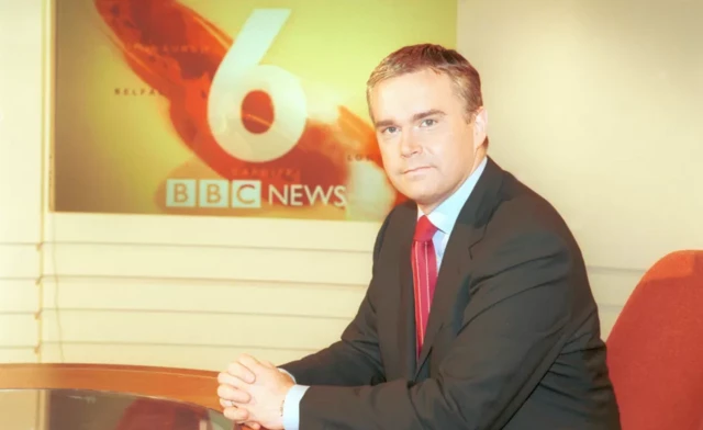 Huw Edwards na bancada do Sis O'Clock News