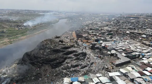 Imagem aérea feita por drone do lixão de Agbobloshie