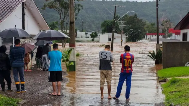 Pessoas observando alagamento na cidade de Encantado, no Rio Grande do Sul