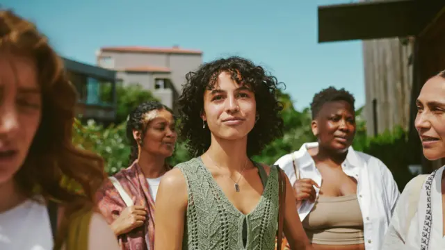 Foto mostra cinco mulheres