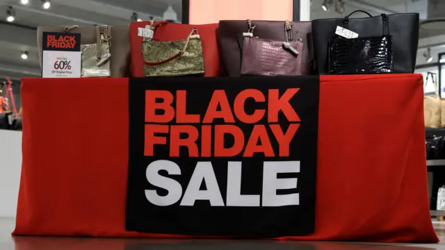 Bolsas à venda em promoção da Black Friday na loja de departamento Macy's, em Nova York, em novembro de 2024