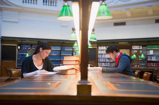 Sinh viên nghiên cứu trong thư viện bang Victoria (State Library of Victoria) tại Melbourne, Úc