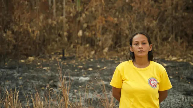 Raimundinha Rodrigues de Sousa em frente a campo queimado