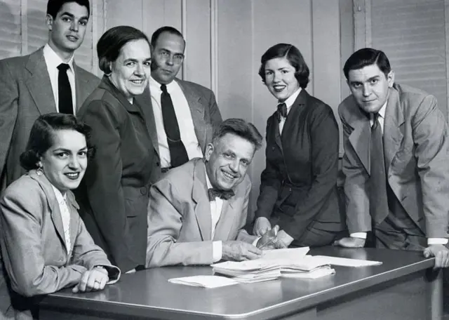 Dr Kinsey et famille dans son bureau.