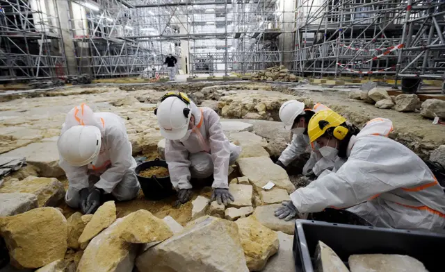 Arqueólogos escavando piso da catedral de Notre-Dame