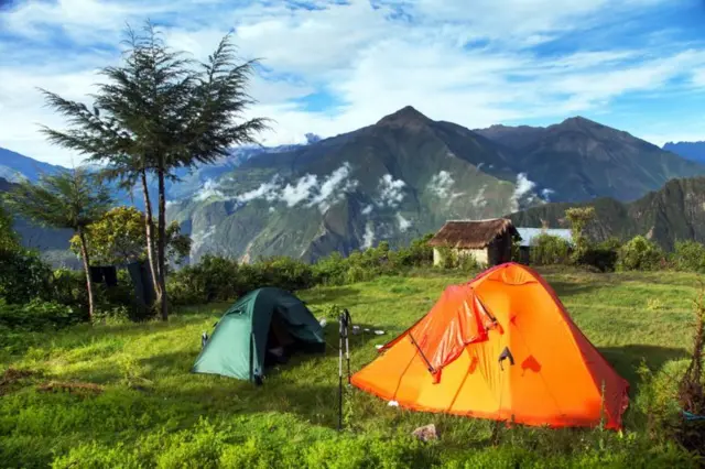 Acampamento em região montanhosa