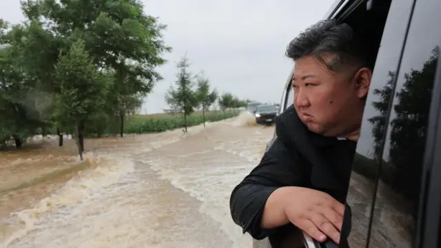 차에 앉아서 수해현장을 바라보는 김정은 북한 국무위원장