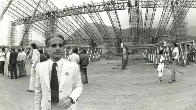 Roberto Medina em frente ao palco do Rock in Rio 1