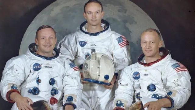 Buzz Aldrin, Neil Armstrong e Michael Collins em seus trajes de astronautas