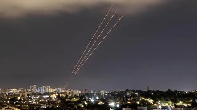 O sistema antimíssil opera após o Irã lançar drones e mísseis contra Israel, visto de Ashkelon, Israel, 14 de abril de 2024