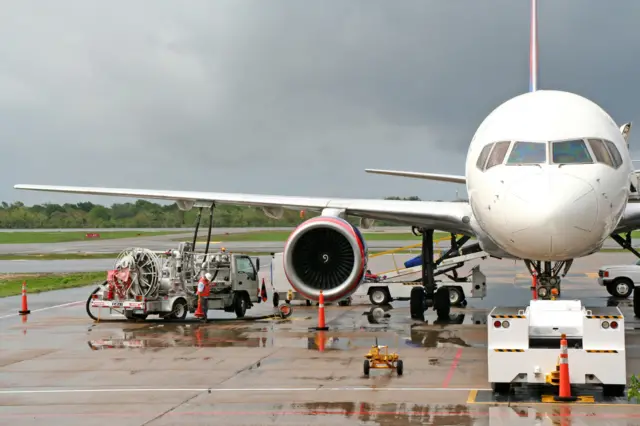 Avião abastacendo em pista