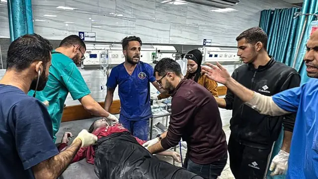 Médicos em torno de uma maca tentam salvar um paciente ferido em Gaza