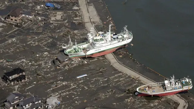 Dois barcos em terra firme após o tsunami que atingiu o Japão em 2011 e destruiu a usina nuclear de Fukushima