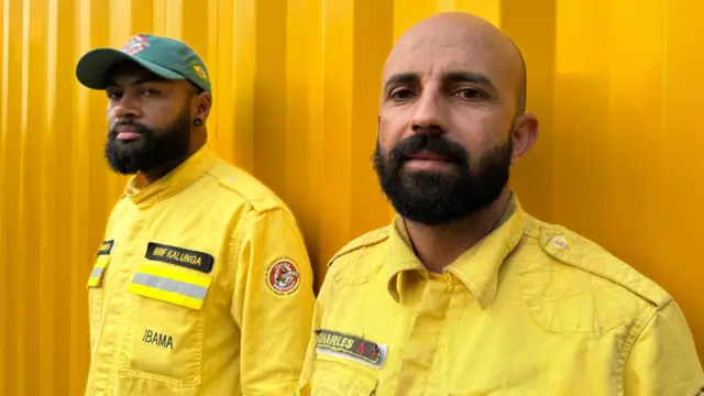 Dois brigadistas de combate a incêndio posando para foto