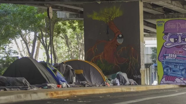 Barracas com moradores de rua embaixo do Minhocão