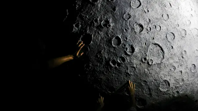 Maquete da Lua em exposição na China