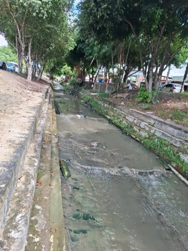 Rip-rap poluído corta bairro em Manaus