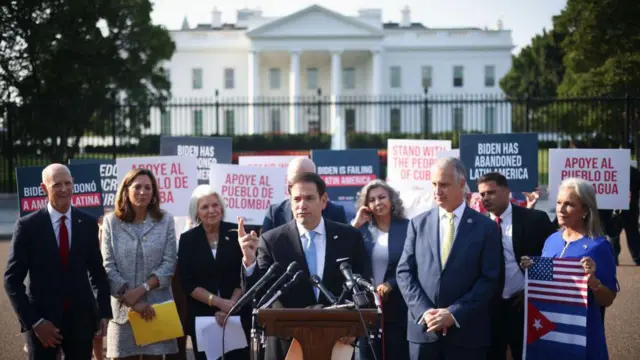 O senador Marco Rubio e outros políticos republicanos em manifestação em frente à Casa Branca