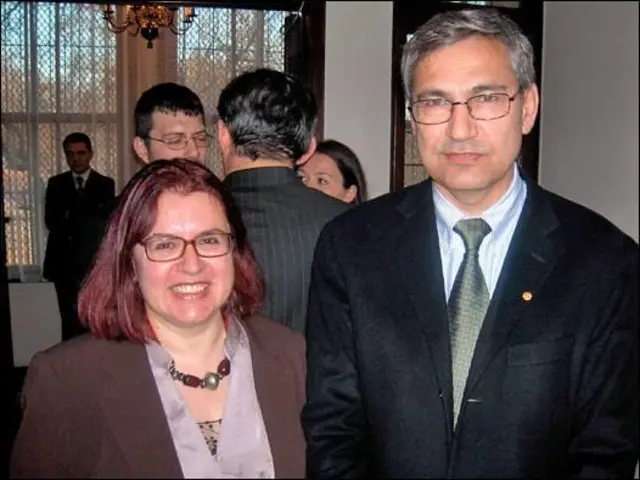 BBC Türkçe'den Ayça Abakan ve Orhan Pamuk. Aralık 2006'daki Nobel Edebiyat Ödülü töreninden önce Stokholm'deki Türkiye Büyükelçiliğinin verdiği davette. (Aralık 2006)

