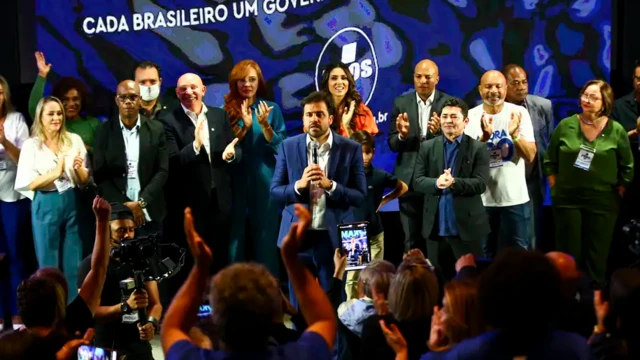 Pablo Marçal em palco rodeado de apoiadores