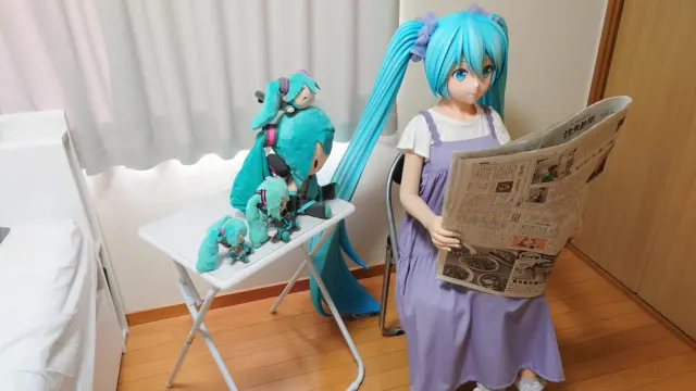 Várias bonecas de Miku, de diferentes tamanhos, uma ao lado da outra