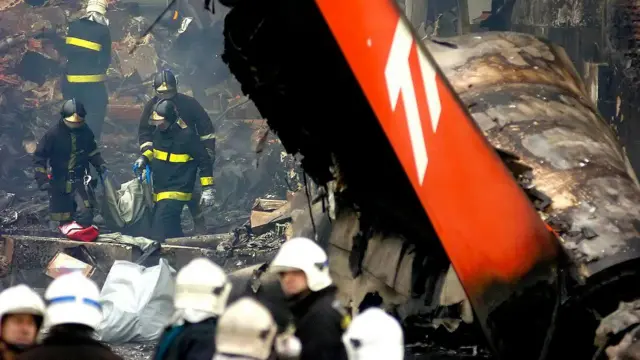 Equipes participando do resgate após acidente com o voo 3054 da TAM, em 2007