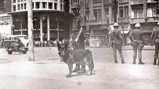 Militares na rua em foto em preto e branco