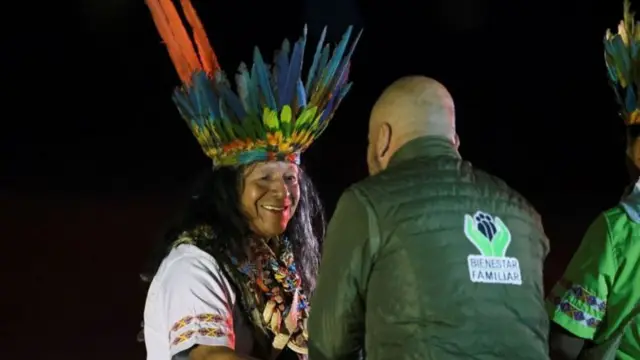 Integrante da comunidade indígena Taita na base aérea militar na Colômbia, no dia em que foram resgatados os menores perdidos na selva