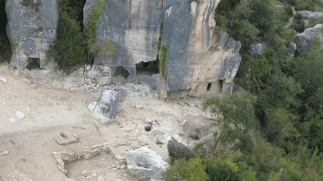 Vista aérea da área escavada no assentamento medieval de Las Gobas (condado de Treviño, Espanha)