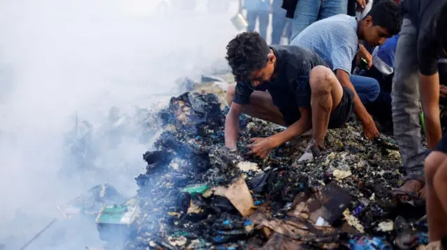 Criança em meio a escombros