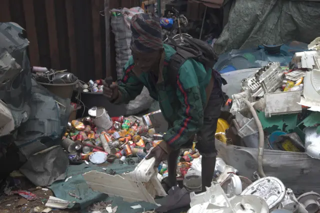 Um revendedor de ferro-velho no lixão de Agbogbloshie