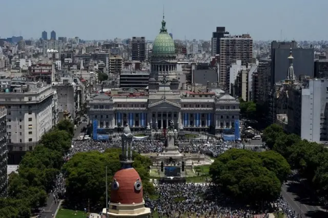 Os seguidores de Milei se reuniram em frente ao Congresso Nacional em Buenos Aires.