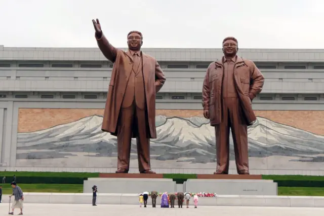 Monumentos de Kim Il-Sung (esquerda) e Kim Jong-Il (direita) em Pyongyang