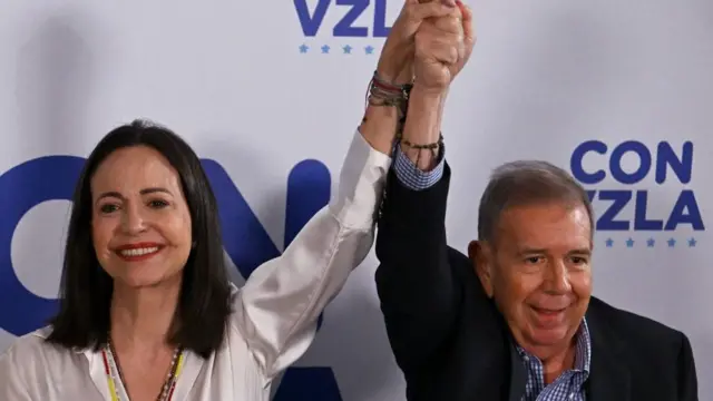 María Corina Machado e Edmundo González de mãos dadas