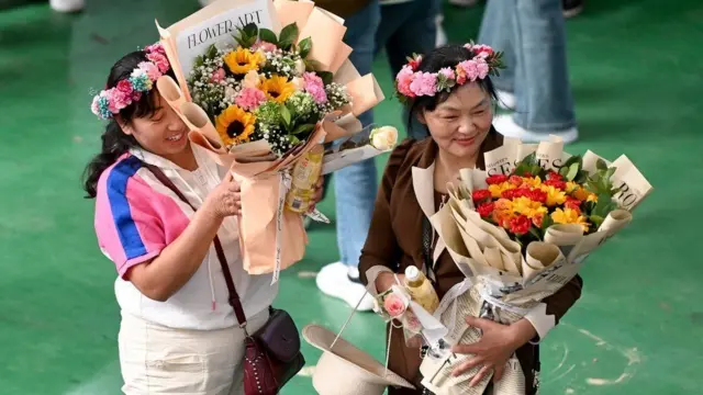 Mulheres com buquês de flores