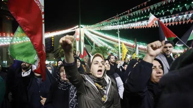 Pessoas protestam em Teerã em 1º de abril de 2024, após Israel atingir o prédio consular iraniano na capital síria, Damasco, matando 13 pessoas, incluindo 7 membros da Guarda Revolucionária