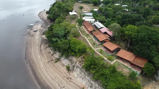 A comunidade ribeirinha de Tumbira, às margens do Rio Negro, vista do alto