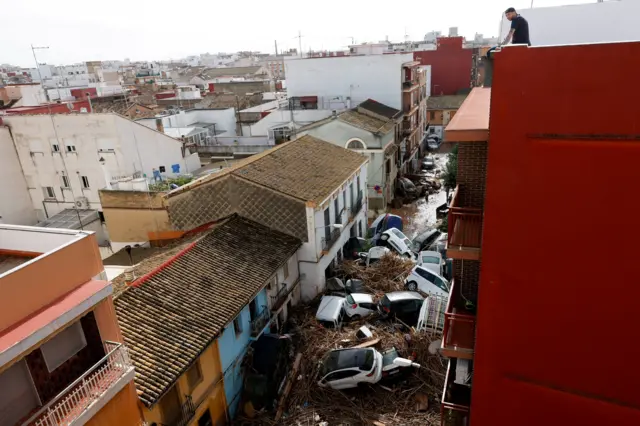 Imagem mostra carros empilhados numa rua estreita na esoanha