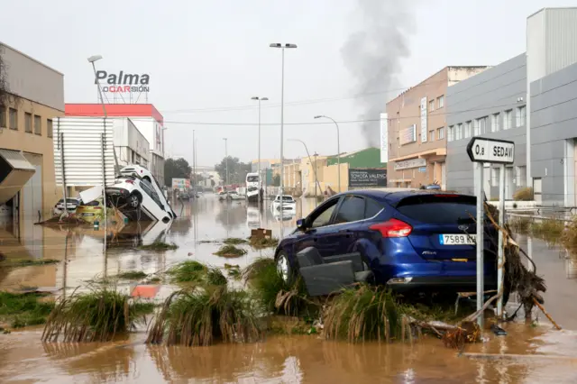 Ruas inundadas com carros amontoados na Espanha