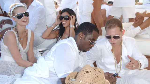 Paris Hilton, Kim Kardashian e Sean "Diddy" Combs fotografados na 'Festa do Branco' de 2006